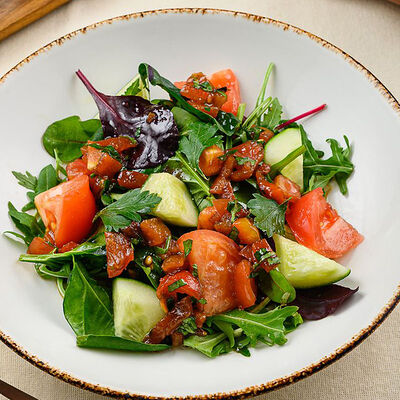 Свежие овощи с печеным перцем и жареным сыром тофу в Кавказ по цене 320