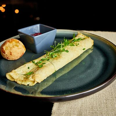 Омлет со шпинатом, вялеными томатами и сливочным кремом в Chocolate по цене 350 ₽