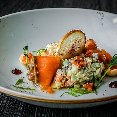 Оливье с лососем и красной икрой в Чо? Капчо! по цене 495