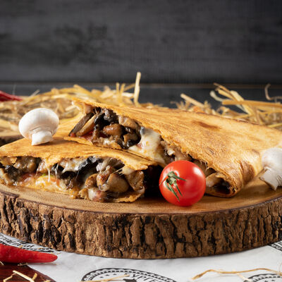 Кесадилья с курицей и грибами в Бургерная №1 по цене 530 ₽