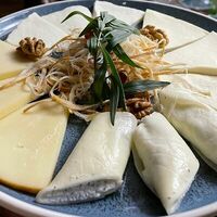 Ассорти из домашних грузинских сыров в Сандро