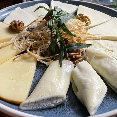 Ассорти из домашних грузинских сыров в Сандро по цене 1110 ₽