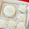 Бенто-торт Happy Birthday с золотой надписью и капкейкамив Caramel magic моти и бенто по цене 4690