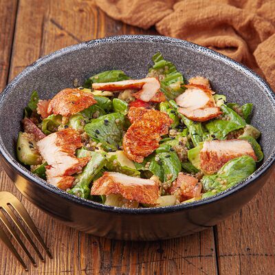 Салат с киноа и курицей в Это Бар по цене 480 ₽