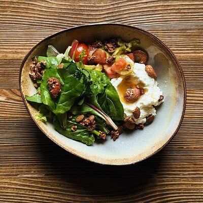 Взбитая фета с томатами, авокадо и хрустом гранолы в Позавчера по цене 590 ₽