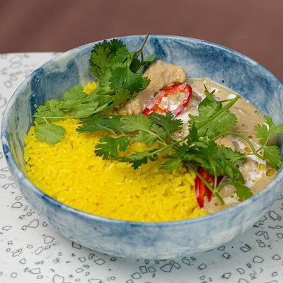 Курица карри с рисом в Coffee Industry по цене 730 ₽