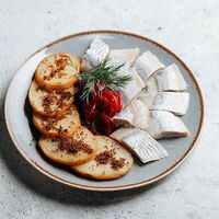 Селедка с теплым картофелем и луком в Подъезд Вино Еда