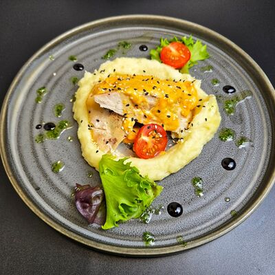 Рулет из куриного филе с креветкой в Сытый гусь по цене 790 ₽