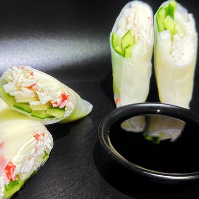 Спринг роллы с крабом в Поедем поедим по цене 250 ₽