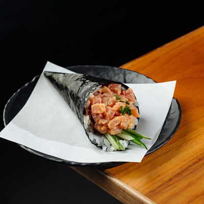 Темаки с острым тунцом в Buba Sushi по цене 1060 ₽