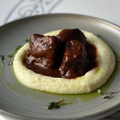 Говяжьи щечки с картофельным пюрев Crystal по цене 870 ₽