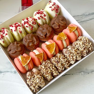 Набор макарон клубничное мохито, сникерс, апельсиновый раф и Ферреро Роше в Vanilka по цене 3885 ₽