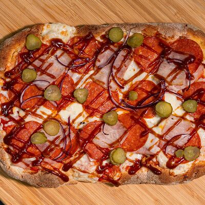 Пицца Мясная BBQ в 4 СЫРА по цене 930 ₽