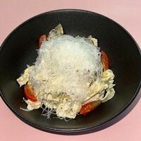 Феттуччине с соусом песто, курицей и грибами в SunSet