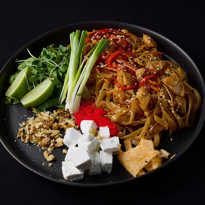 Пад тай с цыпленком в Эндорфин по цене 590 ₽