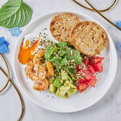 Яйцо пашот с жареными креветками, томатами, авокадо и миксом салата в Море на Патриках по цене 780