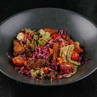 Салат с хрустящим цыпленком в Wok café