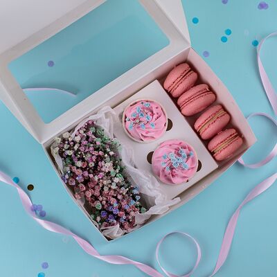 Капкейки с макаронсами и гипсофилой в Пышно Расцвели по цене 1900 ₽