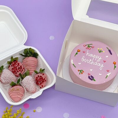 Бенто торт Летний с цветочками и Клубника в шоколаде в Cosmo Сakery по цене 4190 ₽