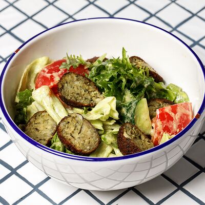 Салат с фалафелем и овощами в Давид TLV Food & Bar по цене 710 ₽
