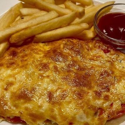 Куриное филе под сыром и помидорами с фри в Настроение вкуса по цене 720 ₽