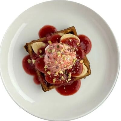 Сладкая вафля с мороженым, бананом и клубничным соусом в Медовик по цене 650 ₽