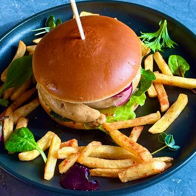 Бургер Охотничий телятина в Смольный по цене 700 ₽