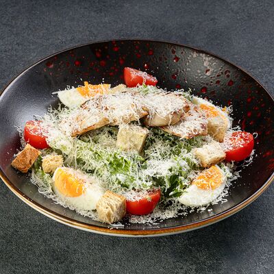 Салат Цезарь с курицей в FatBoy PUB по цене 740 ₽