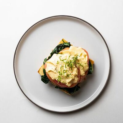 Яйца бенедикт на тосте-бриошь со шпинатом и лососем в Anytime cafe по цене 4890 ₸