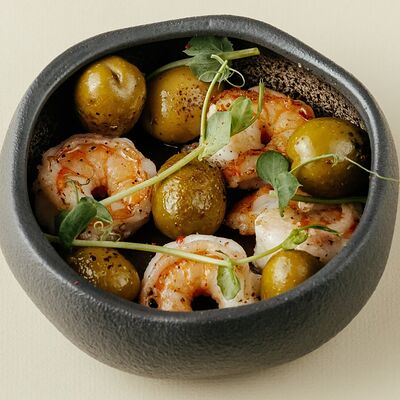 Обожженные оливки с тигровыми креветками в Siesta по цене 590 ₽