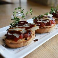 Брускетта с тартаром из говядины в Klaus Cafe