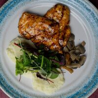 Пряная куриная грудка с картофельным пюре и маринованными грибами в Ярды Superbar