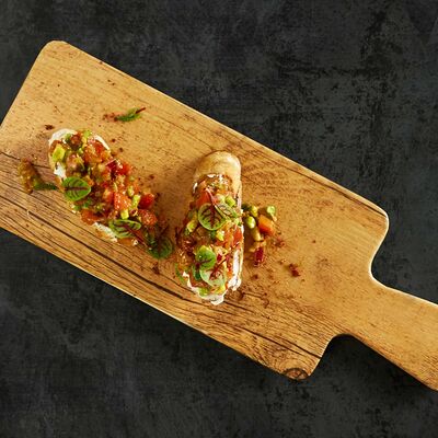 Брускетта с авокадо и томатами в Остерия Il Massimo по цене 490 ₽