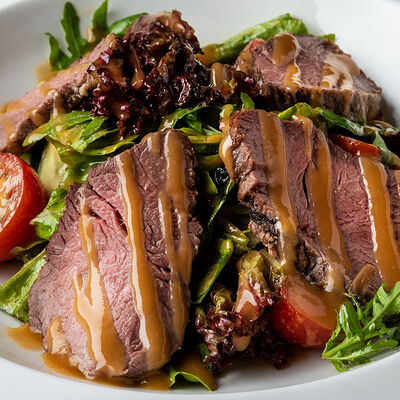 Салат с ростбифом и ореховым соусом доставка в Еда Да по цене 530 ₽