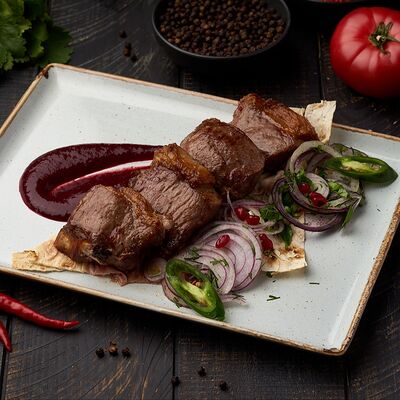 Шашлык из говяжьего стейка в Колхида Palace по цене 1550 ₽