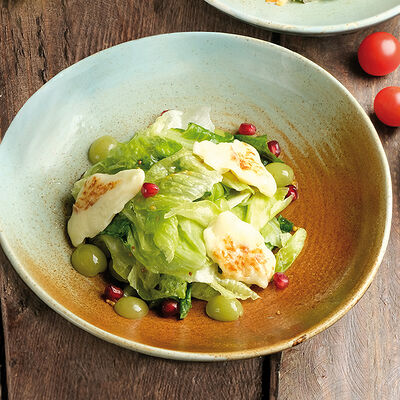 Салат с виноградом и жареным сулугуни в Гамарджоба по цене 610 ₽