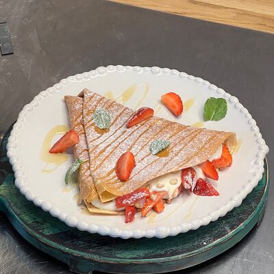 Клубника и творожный крем с миндальными лепестками в BUENO cafe по цене 710 ₽