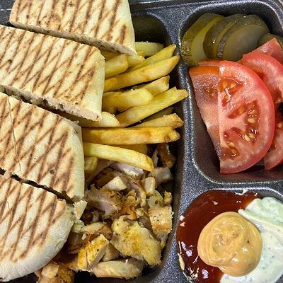 Гирос на тарелке в Шаурмен по цене 550 ₽