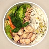 Теплый салат pho tron с курицей в Фобошная