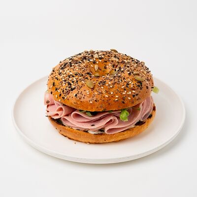 Бейгл с мортаделлой и страчателлойв KM20 по цене 1560 ₽
