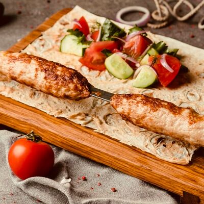 Люля-кебаб из курицыв Горячий хлеб по цене 435 ₽