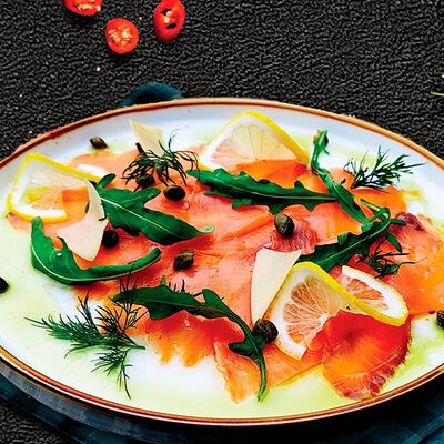 Карпаччо из семги с пармезаном и каперсами в Mr. Beluga по цене 790 ₽