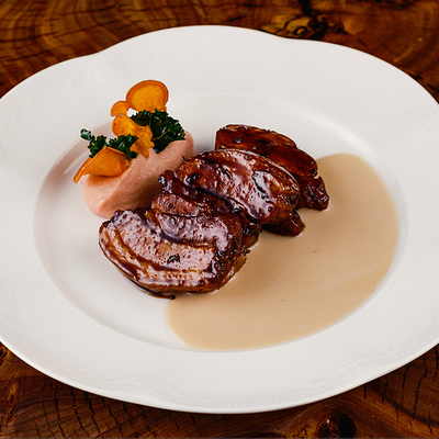 Томленая свиная грудка, яблочное пюре, кокосовый соус в Съели Сумели по цене 1030 ₽