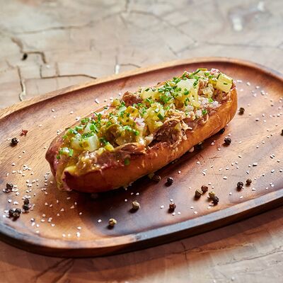 Хот-дог с говядиной с медово-горчичным соусом в Chipock Premium по цене 640 ₽