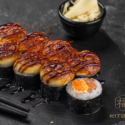 Запеченный ролл с лососем (острый) в Kitana по цене 670 ₽