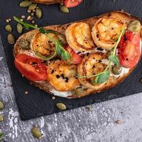 Брускетта с креветками в Refettorio