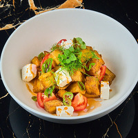 Салат с хрустящим баклажаном, сыром фета и соусом свит-чили в Level kitchenbar