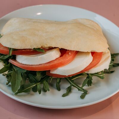 Чиабатта с томатом, моцареллой и руколойв Круассан Дорэ по цене 340 ₽