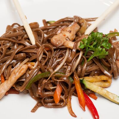 Гречневая лапша Соба с овощами и курицей в Премьера по цене 590 ₽