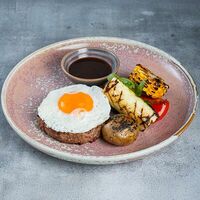 Бифштекс с овощами гриль и яйцом в Гастропаб Дабл Эль